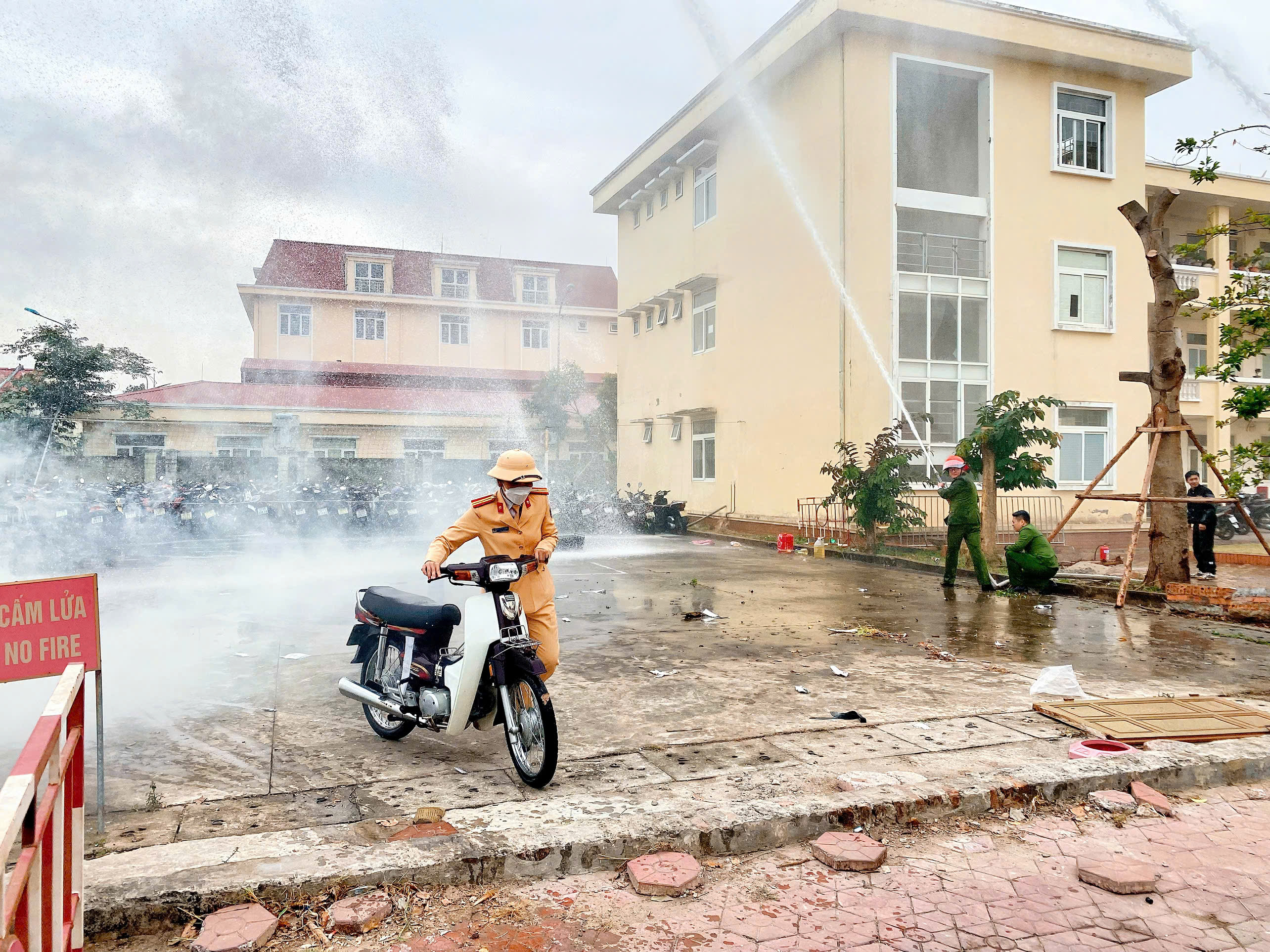 Công an quận Dương Kinh tổ chức thực tập phương án chữa cháy và CNCH tại khu vực tập kết phương tiện giao thông